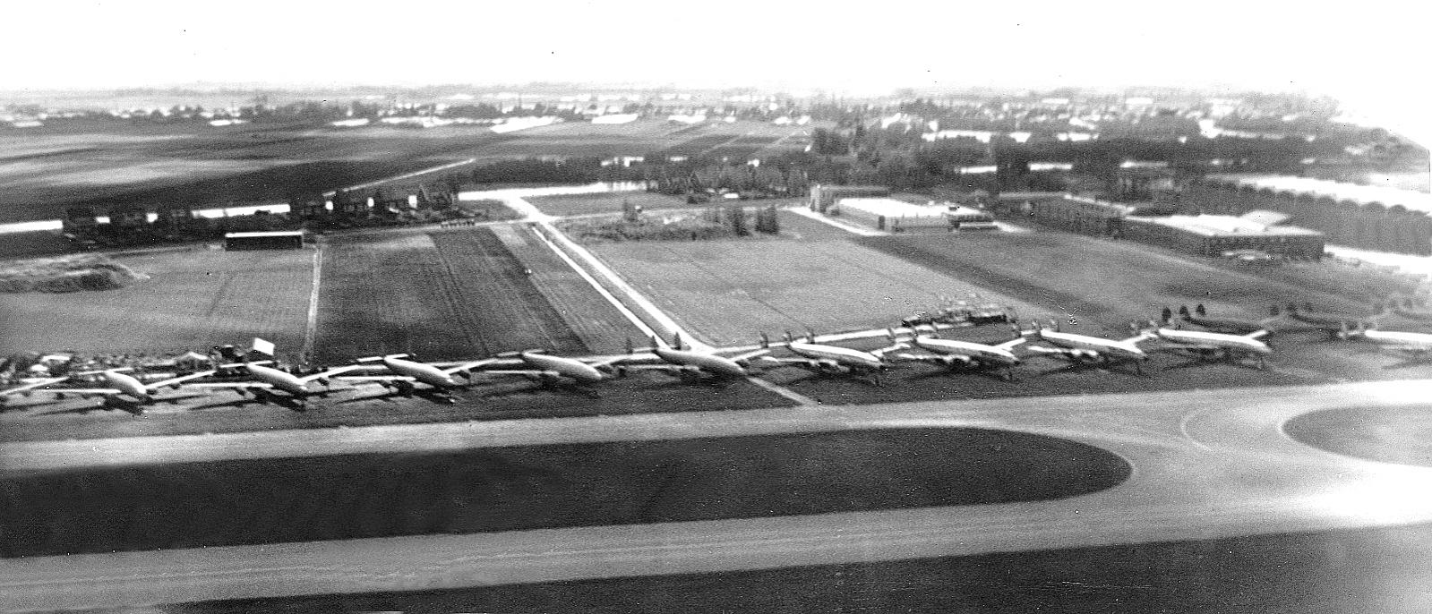 Naam: 7  Connies for sale. Schiphol, mei 1962 .jpg
Bekeken: 1248
Grootte: 234,1 KB