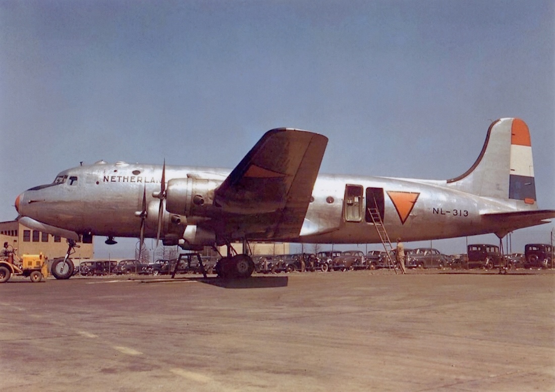 Naam: Foto 390. NL-313 van de NGAT, later PH-TAO van de KLM. Douglas C-54A. 1100 breed.jpeg
Bekeken: 232
Grootte: 237,3 KB