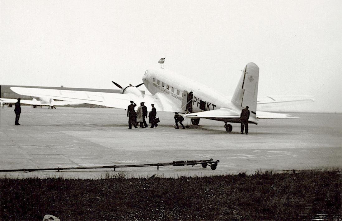 Naam: Foto 31. Tekst bij de foto. Uitstappen der passagiers uit de Toekan bij aankomst op Schiphol.jpg
Bekeken: 817
Grootte: 101,9 KB