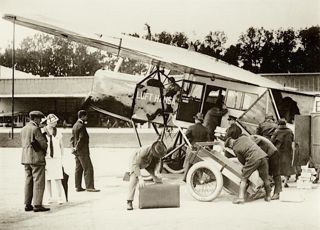 Naam: Foto 490. 06.04.1926, DLH start 'Linienflugverkehr' met FG F.II (verm. D-724). 1100 breed.jpg
Bekeken: 850
Grootte: 139,7 KB