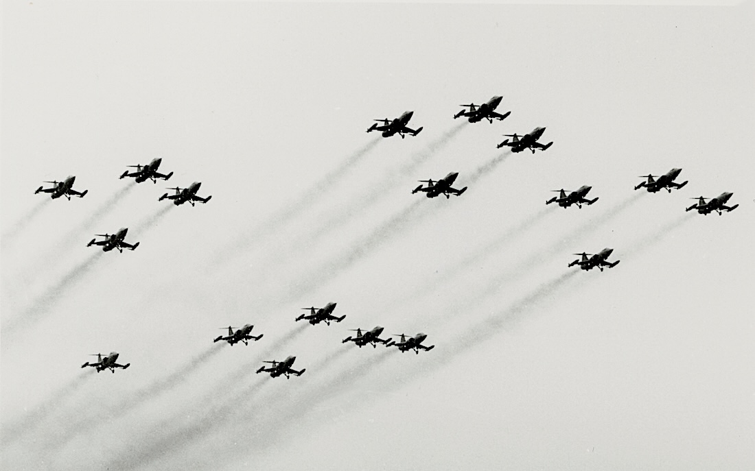 Naam: Foto 385. Formatie van 18 Starfighters, 1983 - map 26.8.24. 1100 breed.jpeg
Bekeken: 531
Grootte: 137,3 KB