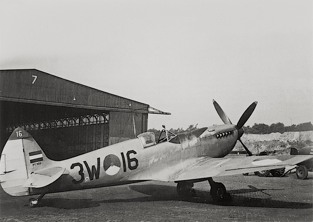Naam: Foto 389. 3W-16 (H-27). Supermarine Spitfire Mk.IXc. Werd PH-NFP en gebruikt door Schreiner voor.jpg
Bekeken: 255
Grootte: 255,9 KB