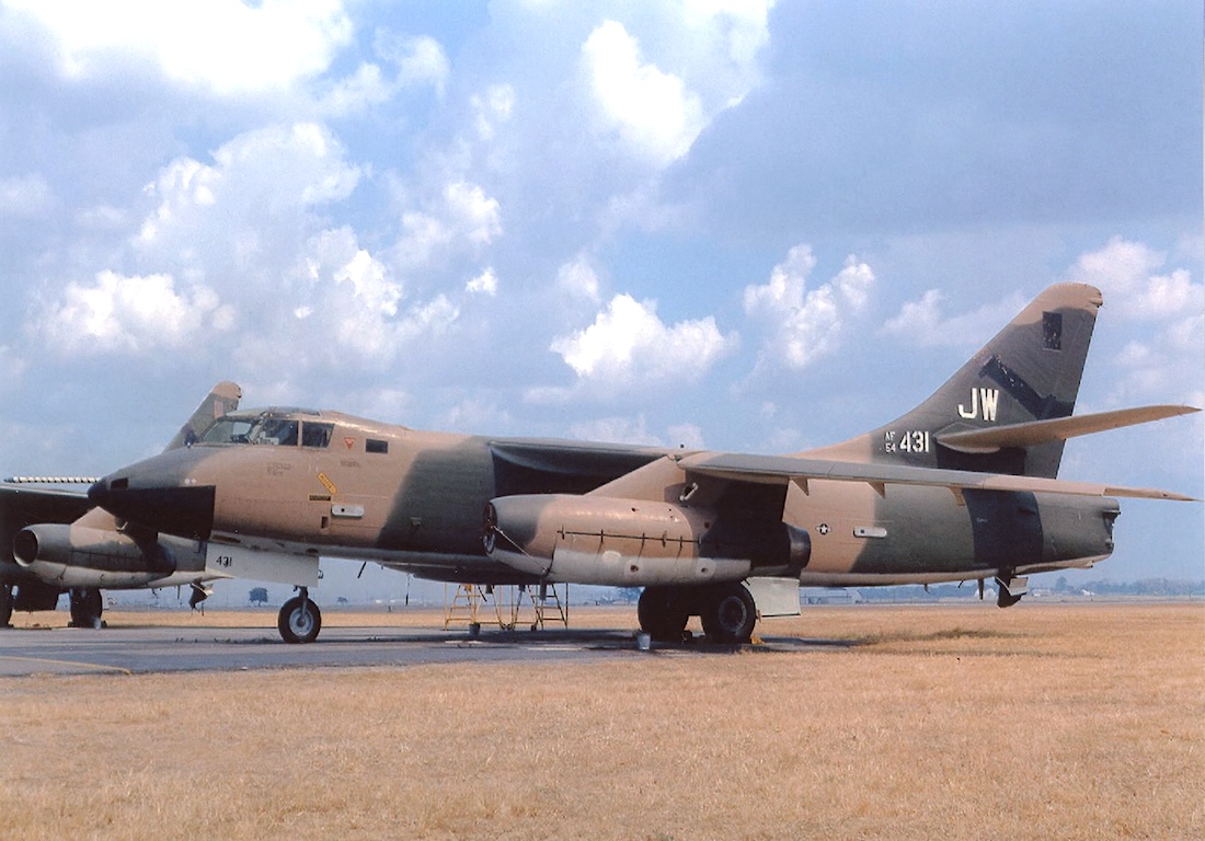 Naam: Foto 955. 54-431. RB-66B-DL (of EB-66E?). 1100 breed.jpeg
Bekeken: 197
Grootte: 267,5 KB