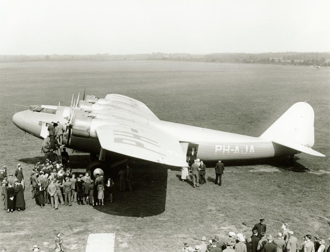 Naam: Foto 332. Fokker F.XXXVI PH-AJA 'Arend' op Twenthe. 1100 breed.jpg
Bekeken: 960
Grootte: 109,8 KB