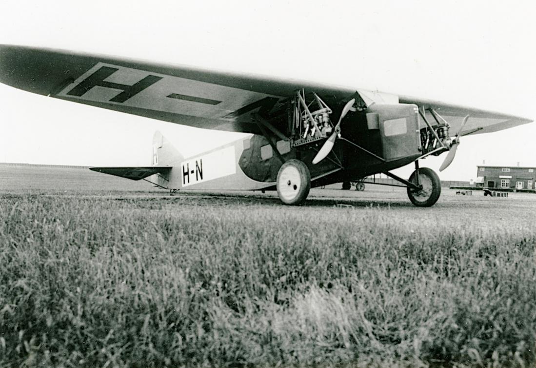 Naam: Foto 366. H-NADD (bijnaam Dikke Dirk). Koolhoven FK-33. Hier nog zonder derde motor en volledige.jpg
Bekeken: 650
Grootte: 120,5 KB