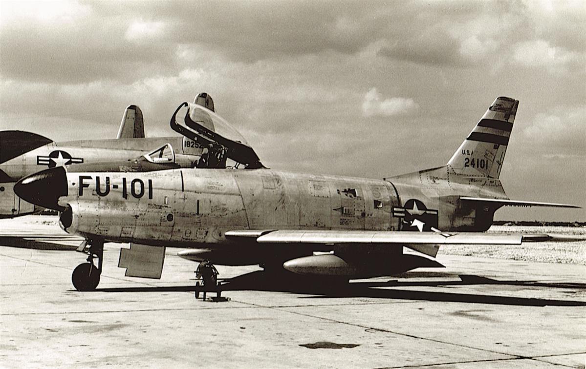 Naam: Foto 387. North American F-86D-45-NA Sabre (52-4101), 406th FIW, circa 1956, kopie.jpg
Bekeken: 620
Grootte: 132,9 KB