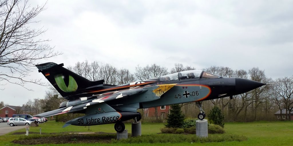 Naam: Panavia Tornado , Kropp - Kaserne..jpg
Bekeken: 426
Grootte: 84,3 KB