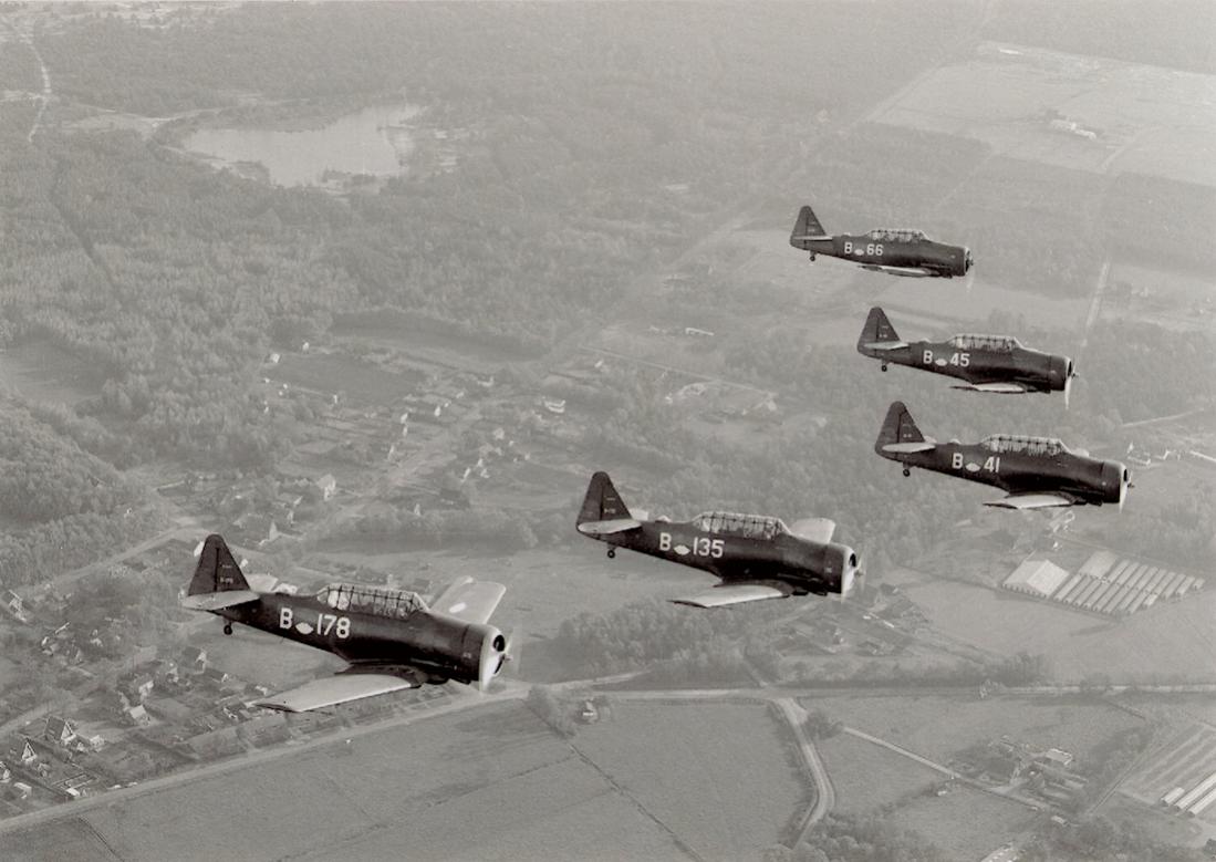 Naam: Foto 337. B-178, B-135, B-41, B-45, B-66. 5x Harvard. 1100 breed.jpg
Bekeken: 357
Grootte: 94,0 KB