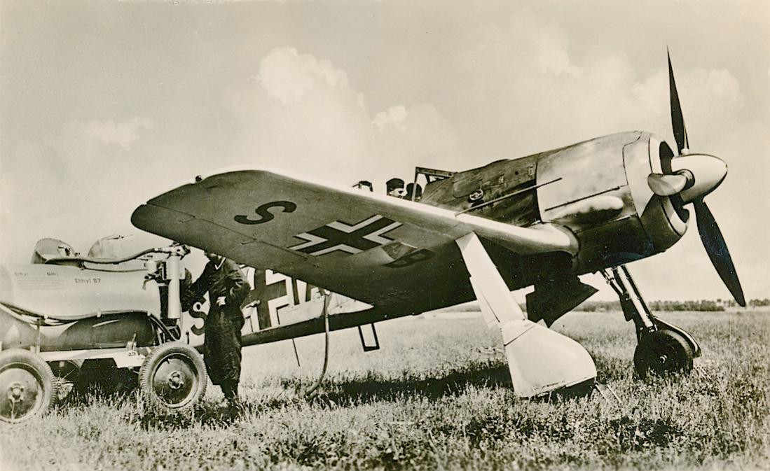 Naam: Foto 526. SB+IA. Focke Wulf Fw190 A-0:U3. WNr.0021. Larger wing. Erprobungsstaffel 190. 1100 bre.jpg
Bekeken: 881
Grootte: 117,8 KB