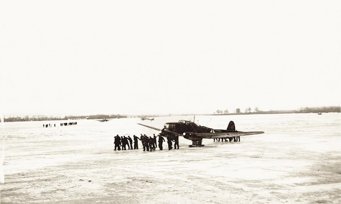 Naam: Foto 522. IJsvlakte met Focke-Wulf Weihe op ski's. 1100 breed.jpg
Bekeken: 1300
Grootte: 53,4 KB