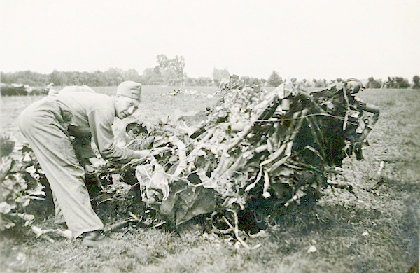 Naam: Foto 122. 1940-06:17-18. N 1463 (L-GE). Tekststrook: Linker motor, geheel weggesmolten. 600 bree.jpg
Bekeken: 891
Grootte: 386,5 KB