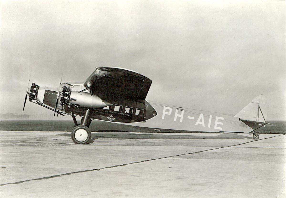 Naam: Foto 152. PH-AIE 'Ekster'. Fokker F.XII, kopie.jpg
Bekeken: 1082
Grootte: 108,3 KB