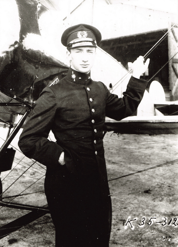 Naam: Foto 61. Reserve tweede luitenant-vlieger mr. G.F.J. Jongbloed, geboren in 1895. Het vliegtuig .jpeg
Bekeken: 800
Grootte: 418,3 KB