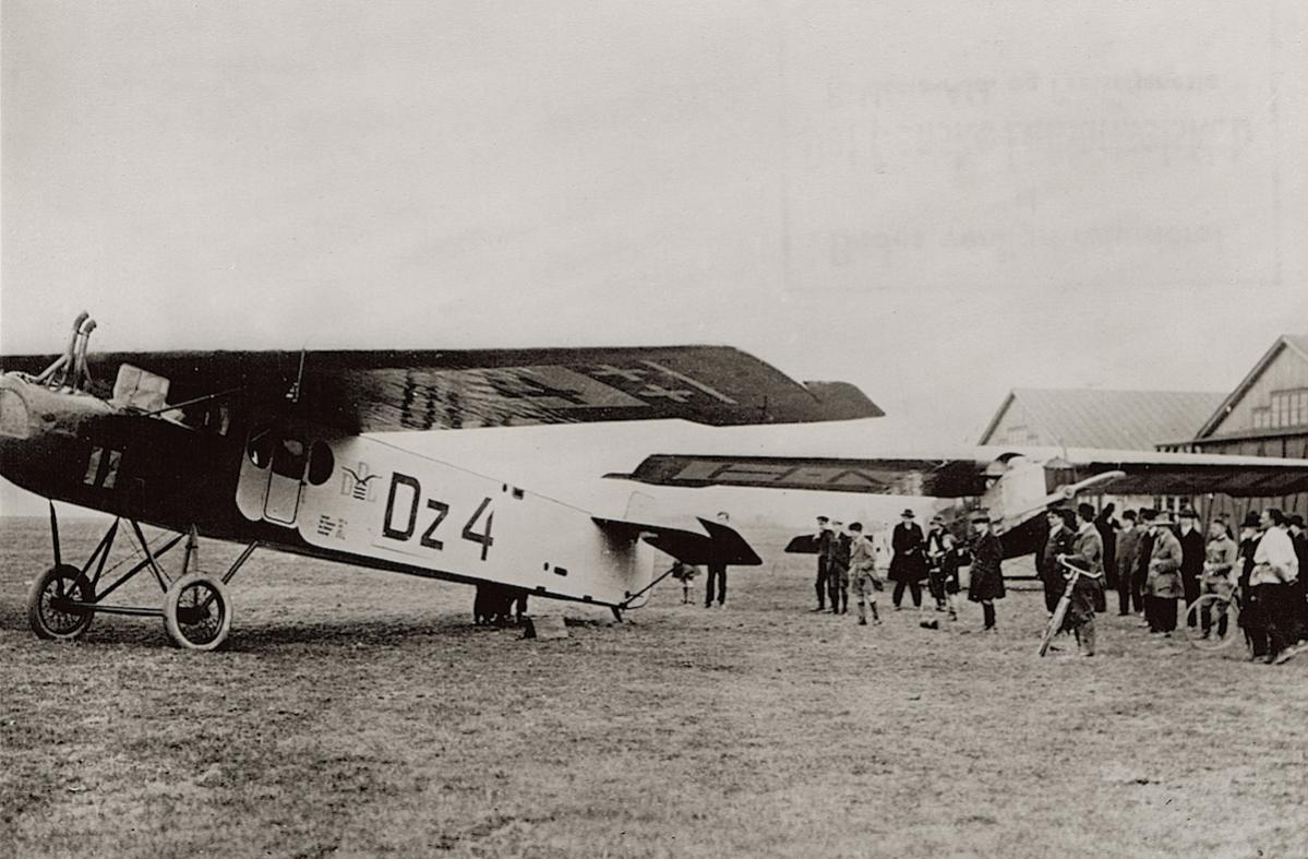 Naam: Foto 181. 'Dz 4'. Fokker F.II en 'H-NABI:U'?. Fokker F.III, kopie.jpg
Bekeken: 775
Grootte: 122,9 KB