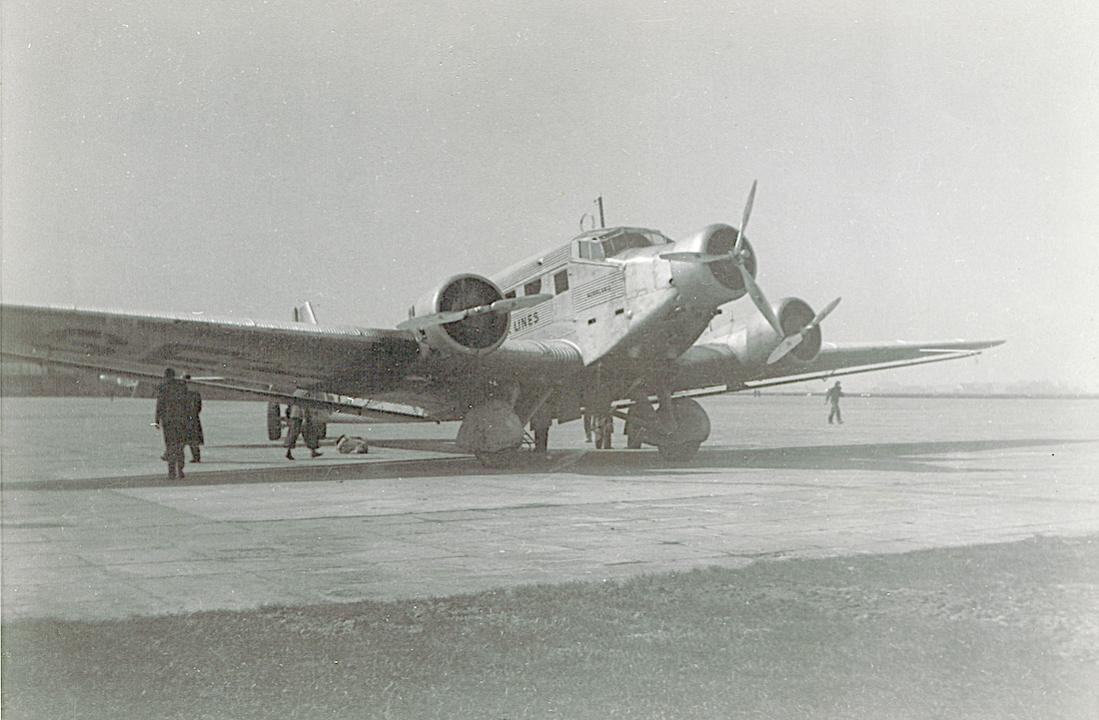 Naam: Foto 1. SE-ABA. Junkers Ju 52. Grotere afdruk. Schiphol 28.3.1937, 400 dpi.jpg
Bekeken: 8839
Grootte: 92,5 KB