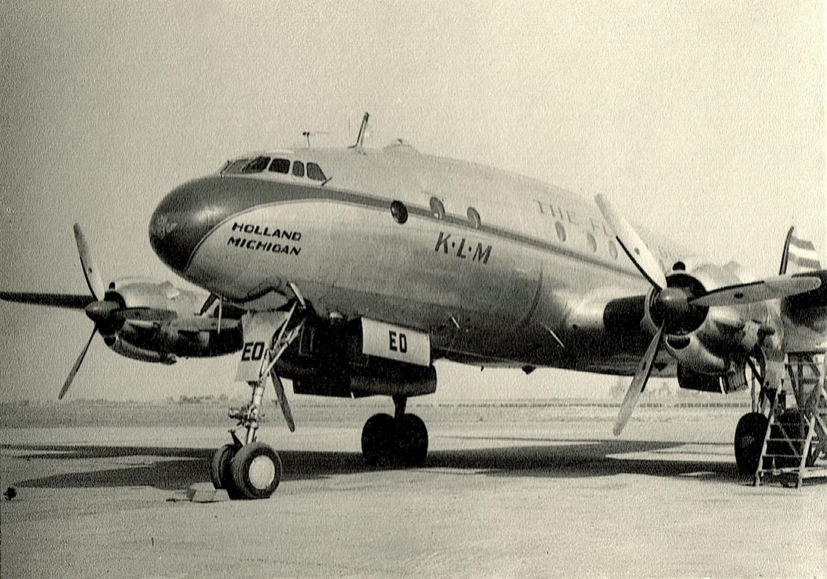 Naam: Kaart 655. PH-TEO. Lockheed 049 Constellation Overloon, hier afgebeeld met de tijdelijke naa.jpg
Bekeken: 1412
Grootte: 179,1 KB