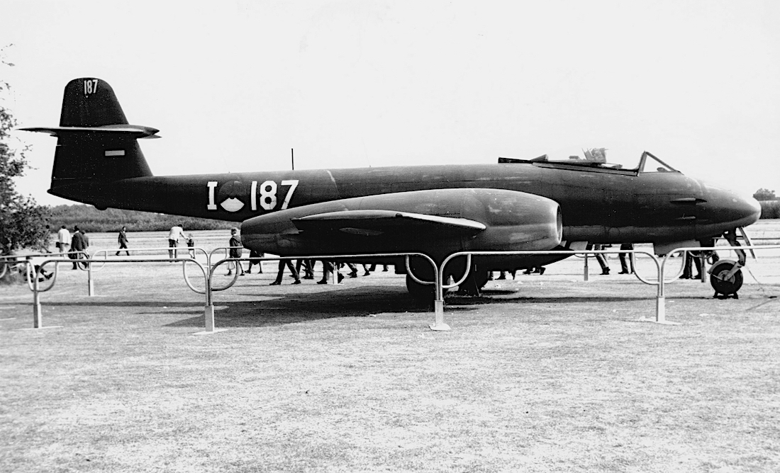 Naam: Foto 332. I-187. Gloster Meteor FMk. 8, Soesterberg. 1100 breed.jpeg
Bekeken: 142
Grootte: 450,6 KB