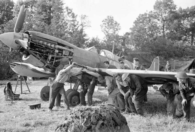 Naam: 127-wing-403-squadron-erks-at-work-b2-crepon-france-june-0002-copy.jpg
Bekeken: 286
Grootte: 91,2 KB