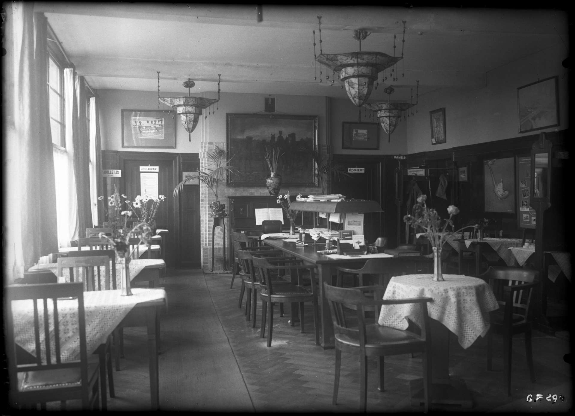 Naam: KLM hotel restaurant -1927ongeveer-interieur GF294.jpg
Bekeken: 239
Grootte: 349,1 KB