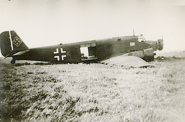 Naam: Foto 87. Afgeschoten troepentransportvliegtuig. Omtrek Ypenburg, 10 Mei 1940. 600 breed.jpg
Bekeken: 887
Grootte: 400,1 KB