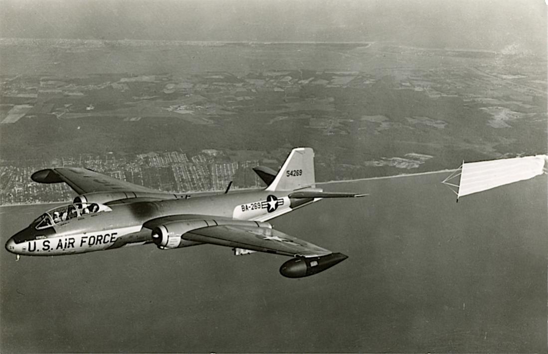 Naam: Foto 892. 54269 = 55-4269. (MSN 371). Martin B-57E-MA. Converted to combat configuration in 1965.jpg
Bekeken: 112
Grootte: 83,9 KB