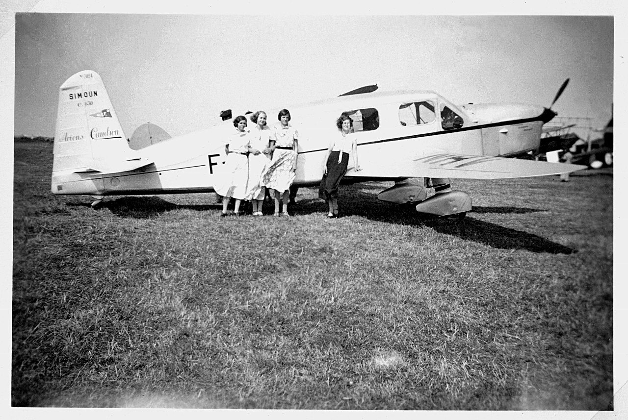 Naam: Rie en Jeanne voor de Caudron C 630 Simoun, F-ANRV, '35 (1280x857).jpg
Bekeken: 390
Grootte: 327,8 KB