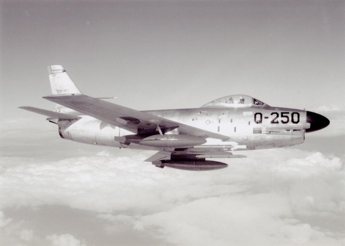 Naam: Foto 261. 'Q-250'. North American F-86K Sabre. 1100 breed.jpg
Bekeken: 521
Grootte: 49,0 KB