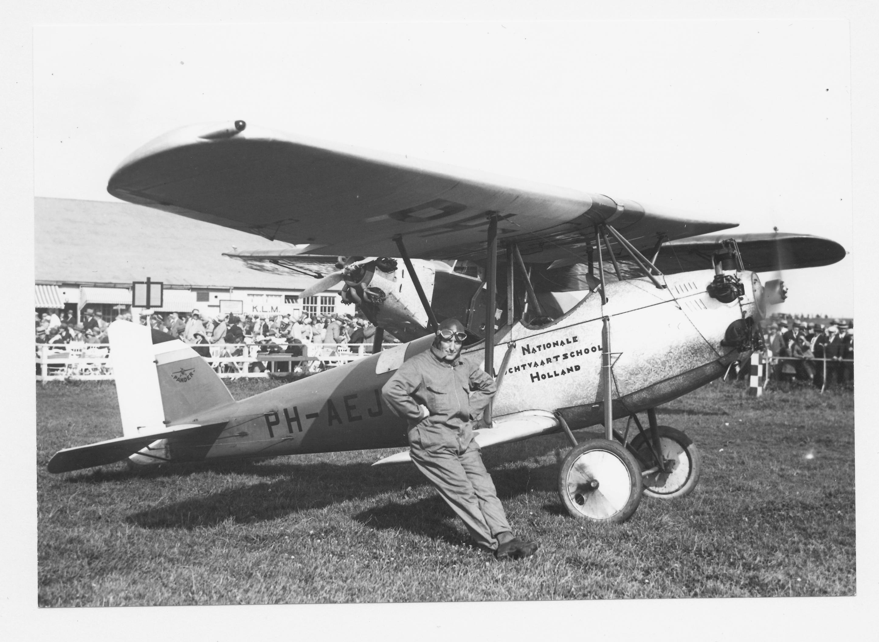 Naam: Pander PH-AEJ +.jpg
Bekeken: 1929
Grootte: 497,8 KB