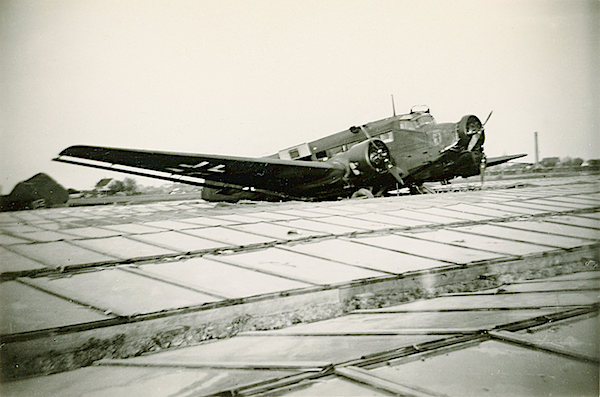 Naam: Foto 93. Ju 52 van KGzbV 1. Tekst bij foto, Op de broeikassen gedaalde J.U. 52 transportvliegtui.jpg
Bekeken: 827
Grootte: 345,1 KB