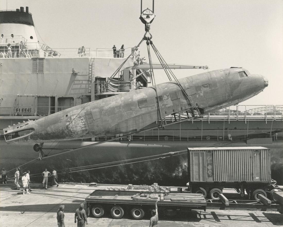 Naam: Inscheping DC-2 (1987?). Is dit de DC-2 van Groeneveld, later geschonken aan Ned. Transp. Museum.jpg
Bekeken: 195
Grootte: 126,2 KB