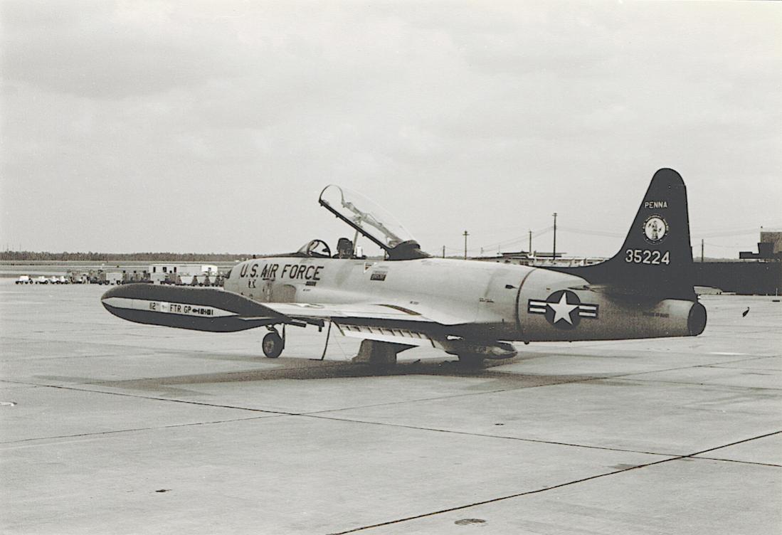 Naam: Foto 873. Lockheed T-33A. '53-5224'. 1100 breed.jpg
Bekeken: 207
Grootte: 80,5 KB