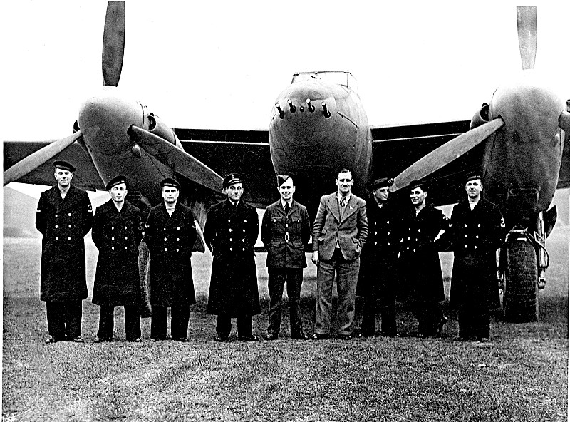 Naam: De Havilland, Hatfield. Class of Dutch navy woodworkers on Mosquito wooden monocoque course. Far.jpg
Bekeken: 649
Grootte: 179,7 KB