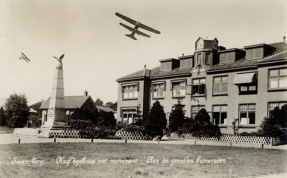 Naam: Kaart 906. Soesterberg. Hoofdgebouw met monument. 1100 breed.jpg
Bekeken: 126
Grootte: 106,1 KB