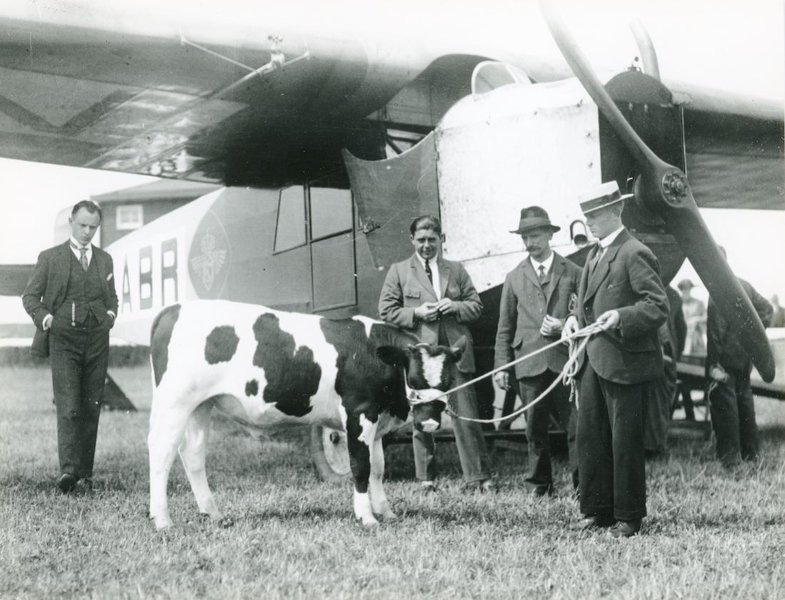 Naam: Foto 364. KLM Fokker F.III op Waalhaven. Fokstier Nico II gaat op transport. 1100 breed.jpg
Bekeken: 728
Grootte: 123,0 KB