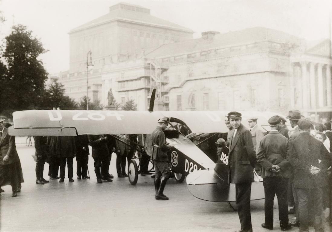 Naam: Foto 501. D-284. Antonius Raab landet die Mark R III:22 in Berlin auf Unter den Linden, 1923. 11.jpg
Bekeken: 658
Grootte: 85,2 KB