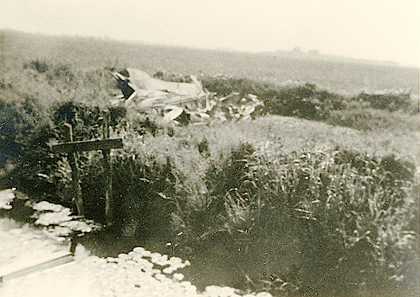 Naam: Foto 97. Txt bij foto. Op de linkse foto de romp. Boven de vleugels, een weiland verder. 600 bre.jpg
Bekeken: 790
Grootte: 480,1 KB