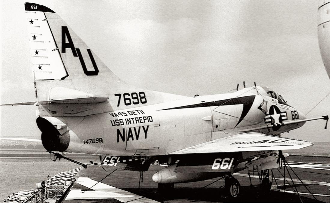 Naam: Foto 474. Douglas A4D-2N Skyhawk (MSN 147698 : '661' : 'AU'). VA-45 (Intrepid). Portsmouth, sept.jpg
Bekeken: 486
Grootte: 113,2 KB