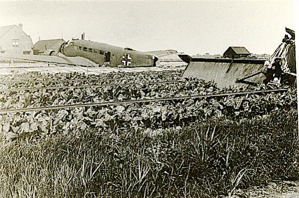 Naam: Foto 94. Ju 52 van KGzbV 1. Tekst bij foto. Na landing op de broeikassen met afgebroken staart. .jpg
Bekeken: 823
Grootte: 83,5 KB