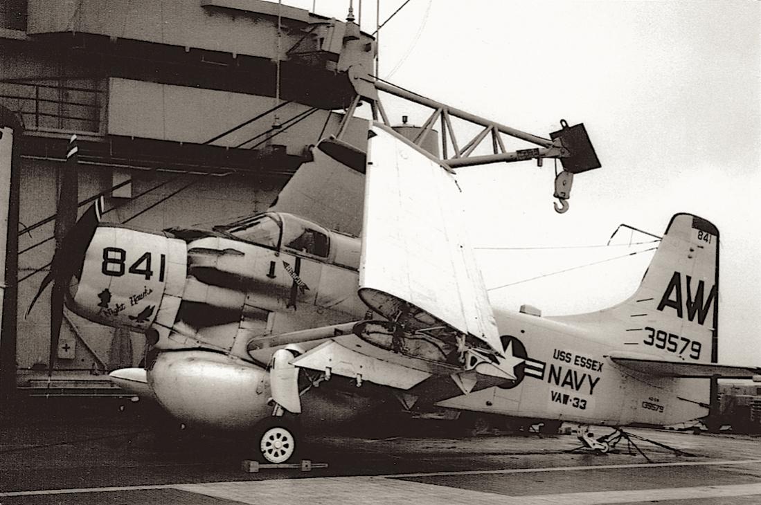 Naam: Foto 561. Douglas AD-5W (139579) on USS Essex (1961). US Navy, VAW-33, kopie 1100.jpg
Bekeken: 427
Grootte: 119,7 KB