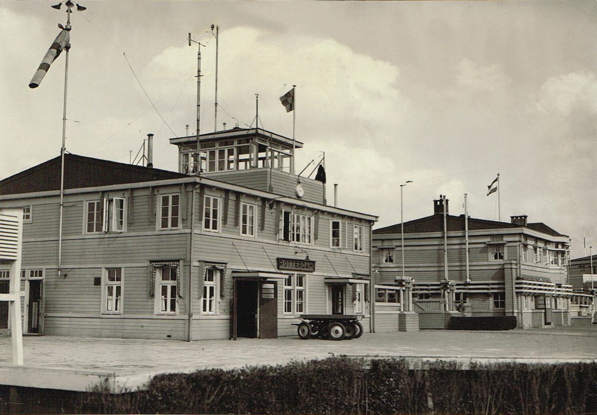 Naam: Kaart 501. Rotterdam, stations gebouw vliegveld Waalhaven ca. 1930.jpg
Bekeken: 660
Grootte: 135,4 KB