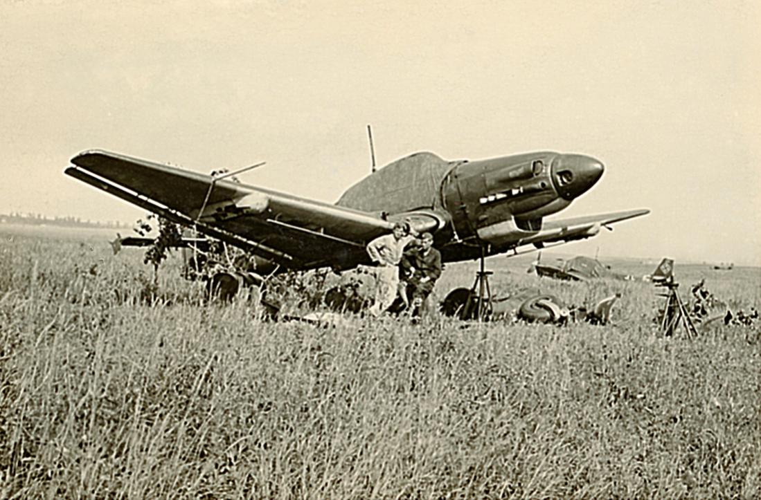 Naam: Foto 624. Ergens in Rusland wordt bij een opgebokte Ju 87D gewerkt aan het landingsgestel. 1100 .jpg
Bekeken: 31
Grootte: 134,1 KB