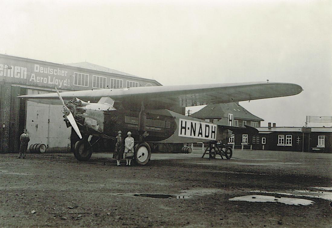 Naam: Foto 190. Fokker F.VIIa H-NADH op vliegveld Bremen met twee poserende lokale schoonheden, kopie .jpg
Bekeken: 991
Grootte: 107,5 KB