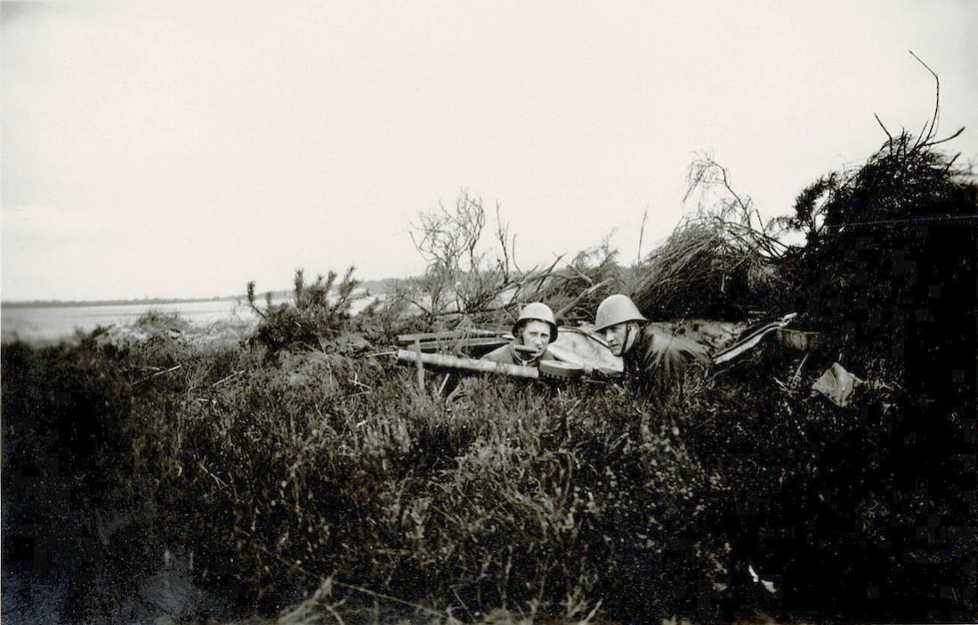 Naam: Foto 18. In het mitrailleursnest op Vliegveld Soesterberg. Rechts Hans de Bruijn?.jpg
Bekeken: 1118
Grootte: 110,7 KB