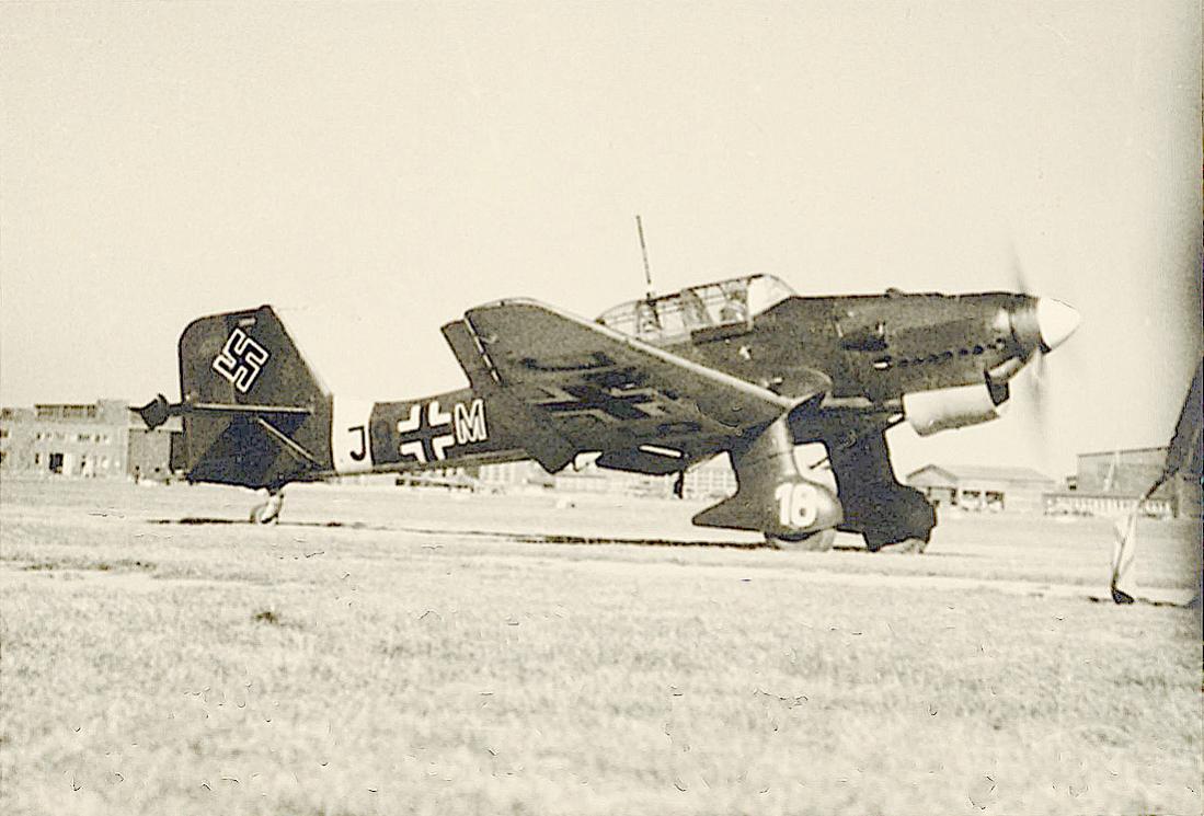 Naam: Foto 612. J9+M?. Junkers Ju-87.jpg
Bekeken: 322
Grootte: 100,0 KB