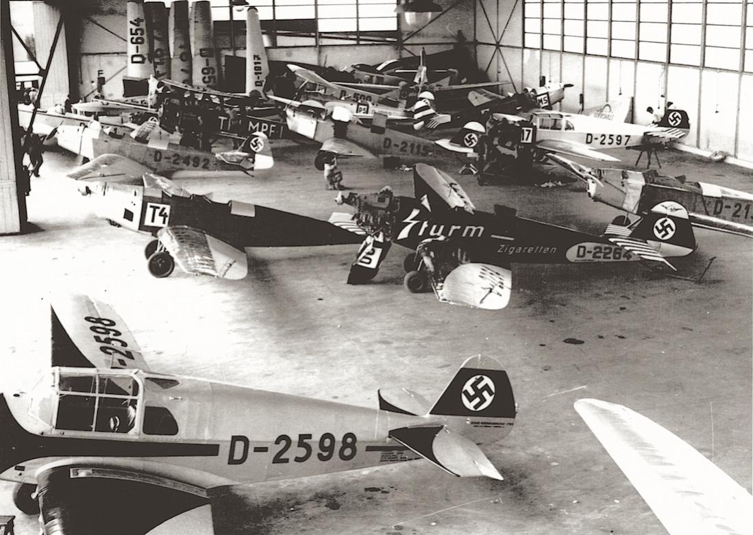 Naam: Foto 355. D-2598, D-2264, D-2597, D-2115, D-2492 en andere in Berlin Tempelhof hangar, augustus .jpg
Bekeken: 940
Grootte: 137,1 KB