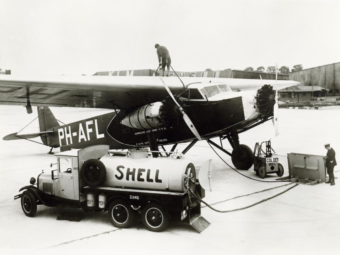 Naam: Foto 383. PH-AFL (Fokker F.XII) en Shell-tankwagen. 1100 breed.jpg
Bekeken: 357
Grootte: 85,7 KB