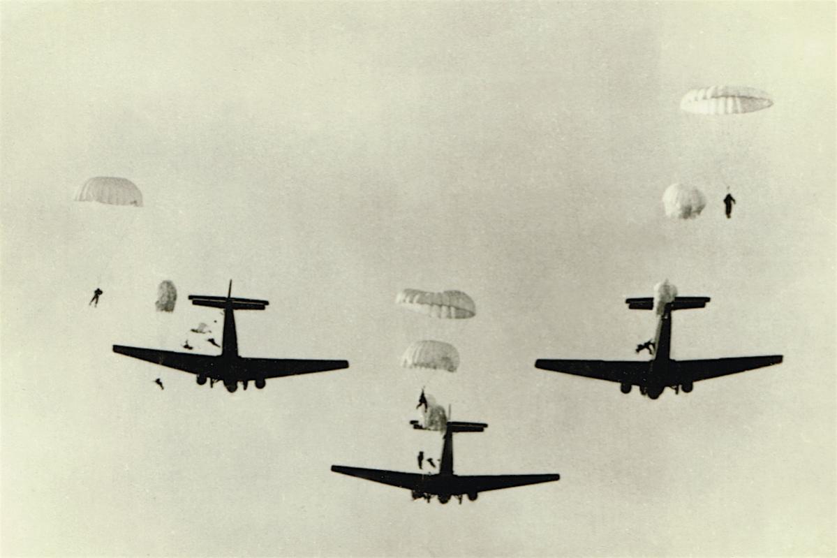 Naam: Foto 323. 3x Ju-52 plus parachutisten, kopie.jpg
Bekeken: 594
Grootte: 71,9 KB