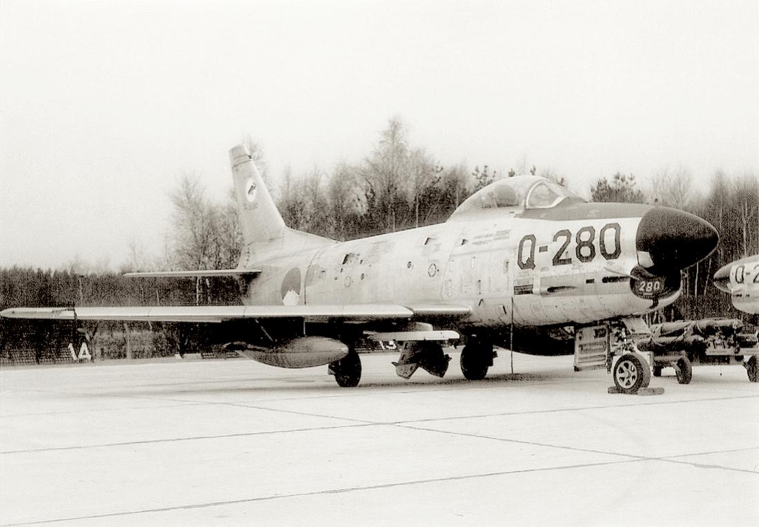 Naam: Foto 297. Q-280. F-86K Sabre. 1100 breed.jpg
Bekeken: 417
Grootte: 93,8 KB