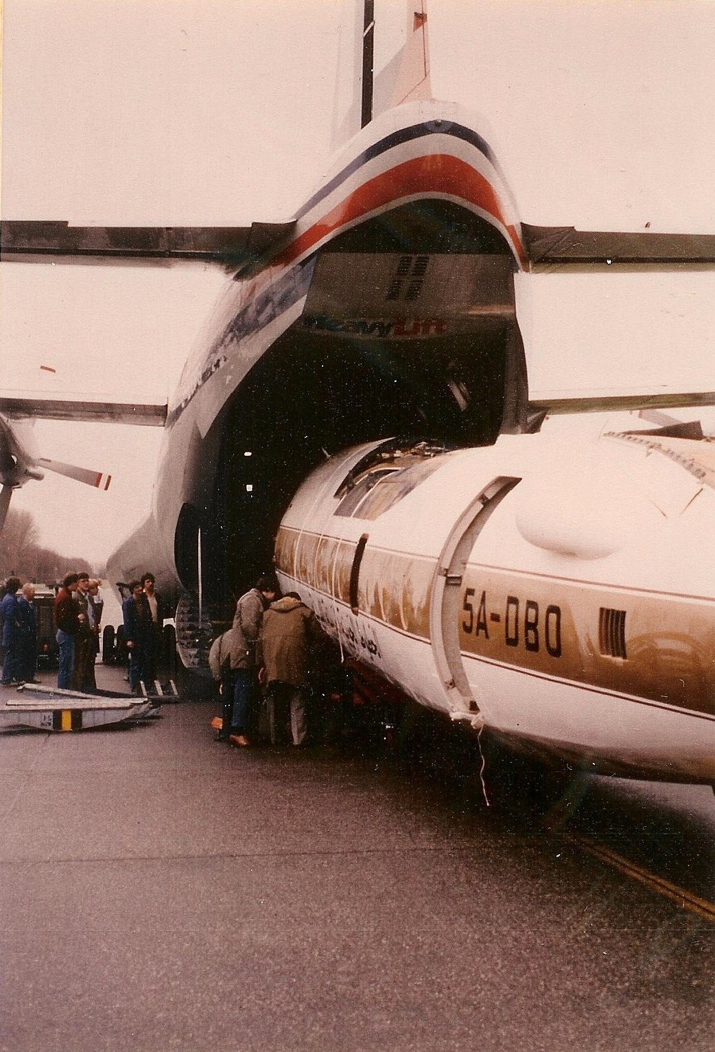 Naam: Ypenburg Short Belfaster, F-413 5A-DBO wordt uit geladen.jpg
Bekeken: 530
Grootte: 483,4 KB