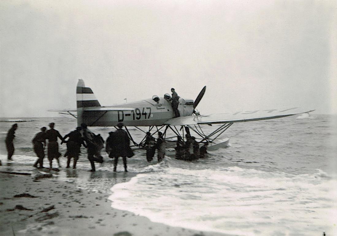 Naam: Foto 363. D-1947. Heinkel HE 9 d, kopie 1100.jpg
Bekeken: 842
Grootte: 88,3 KB